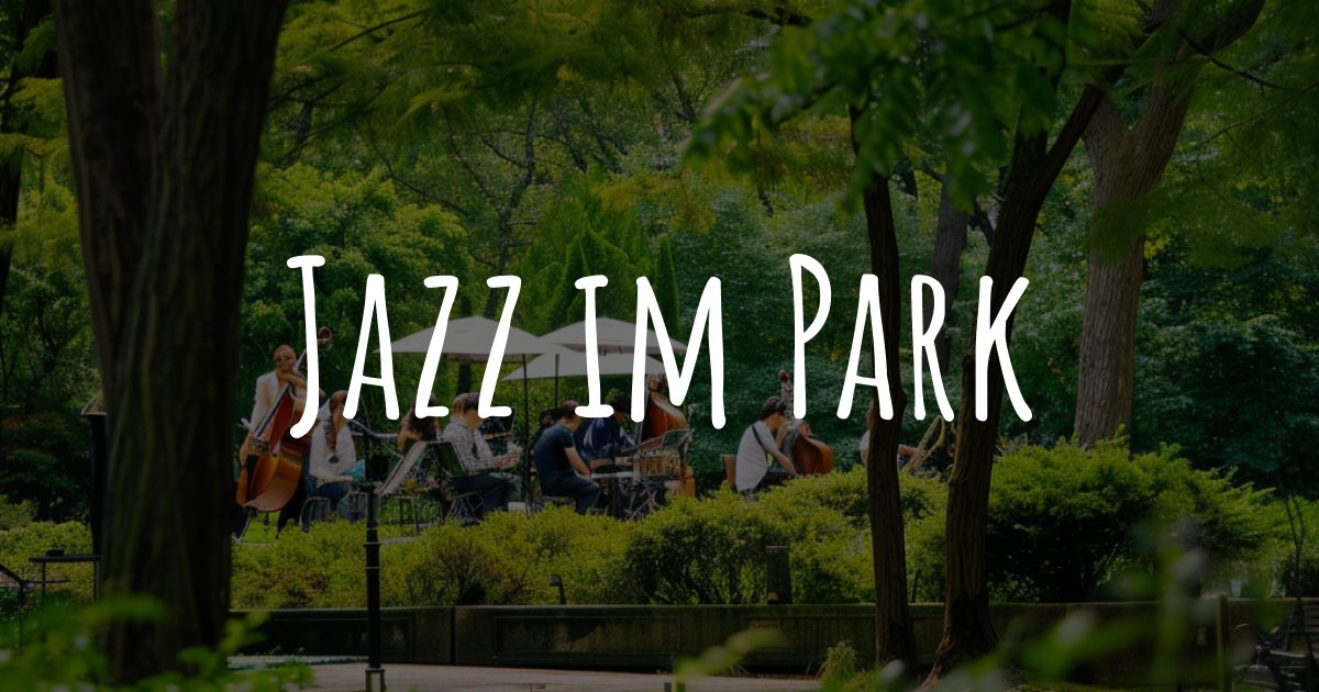 Cover des Projekts Jazz im Park: Jazzband spielt unter Bäumen im Park